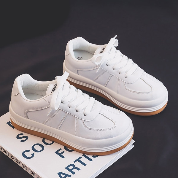 Suveks sobivad ühevärvilised paeltega naiste tossud