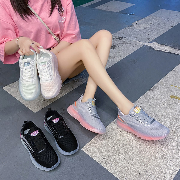 Embleemiga lõuendist naiste tossud