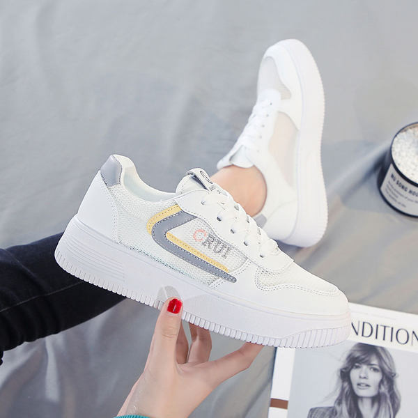 Moodsad valged tikandiga suvised tossud