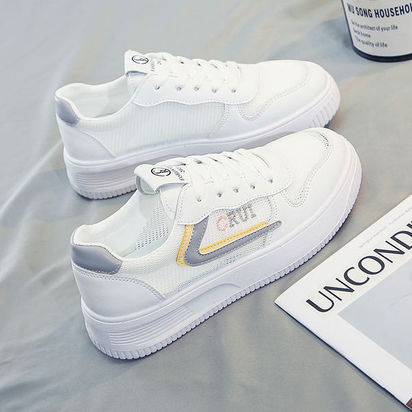 Moodsad valged tikandiga suvised tossud