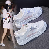 Sieviešu kedas no eko ādas ar emblēmu