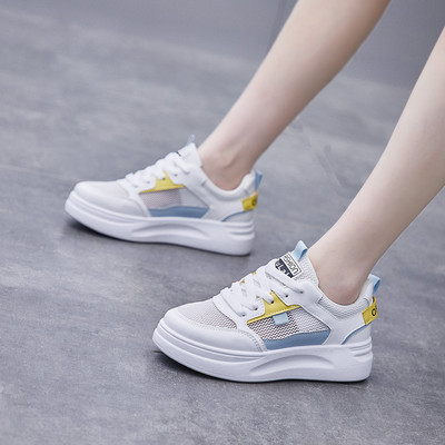 Sieviešu kedas no eko ādas ar emblēmu