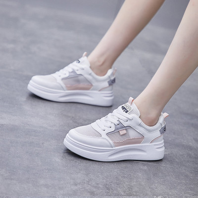 Sieviešu kedas no eko ādas ar emblēmu