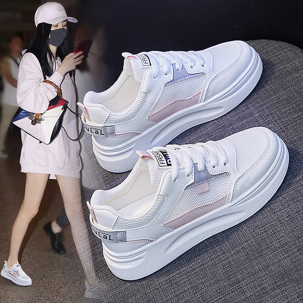 Sieviešu kedas no eko ādas ar emblēmu