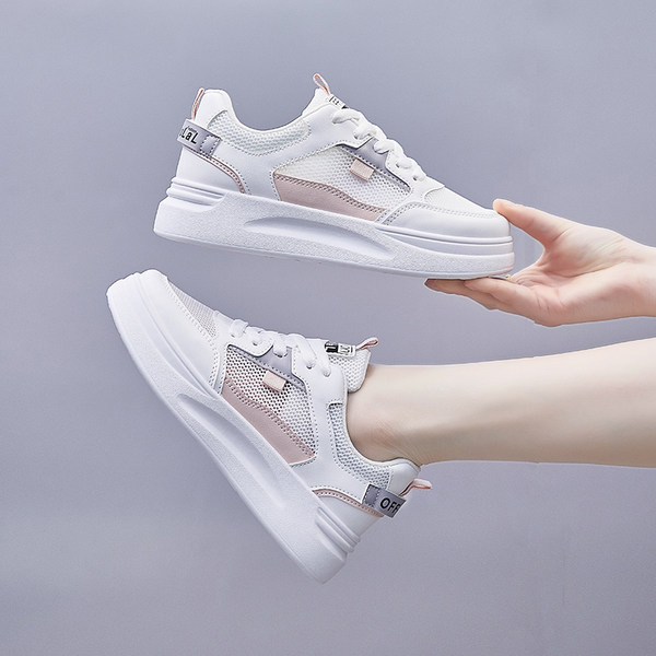 Sieviešu kedas no eko ādas ar emblēmu