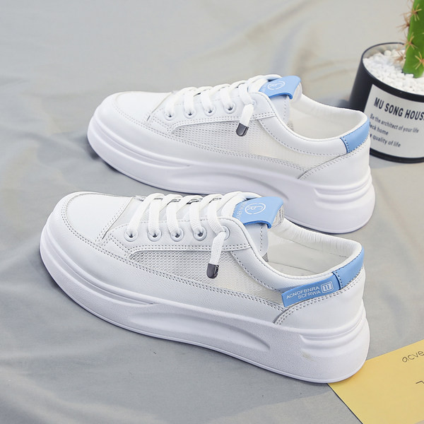 Jauns sieviešu kedu modelis ar šņorēm un plakanu zoli baltā krāsā