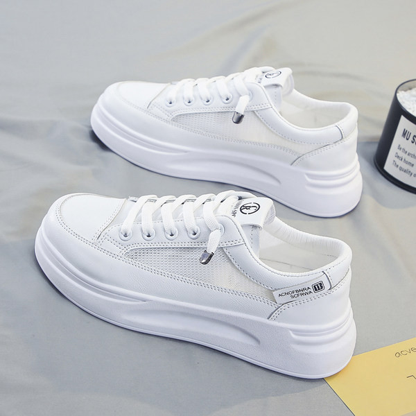 Jauns sieviešu kedu modelis ar šņorēm un plakanu zoli baltā krāsā