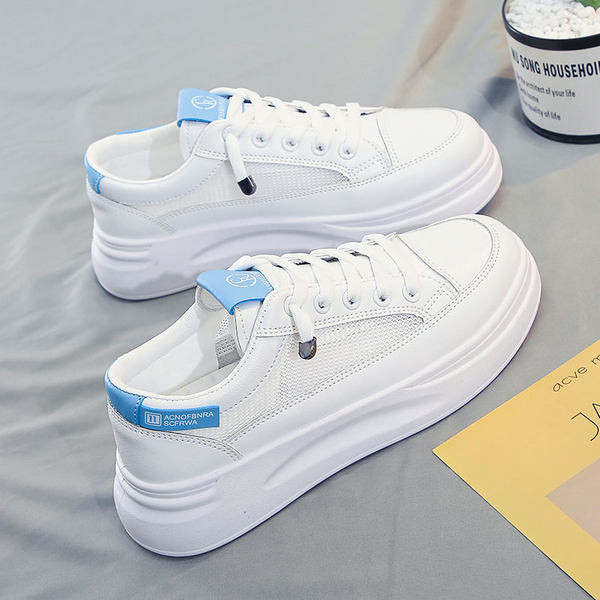 Jauns sieviešu kedu modelis ar šņorēm un plakanu zoli baltā krāsā