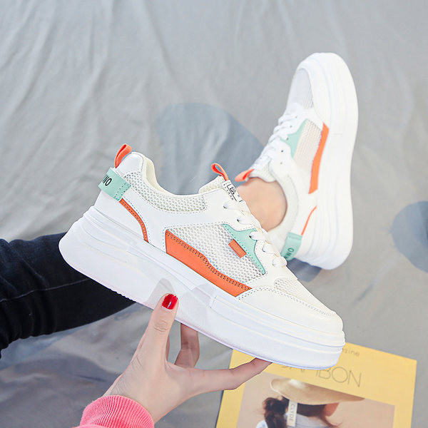 Sportiskas ikdienas sieviešu kedas ar plakanām zolēm un šņorēm