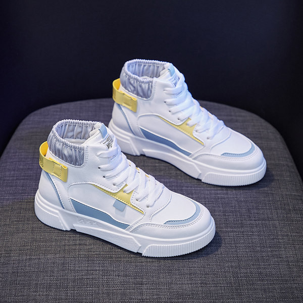 Naistele kõrged paelte ja lameda tallaga tossud