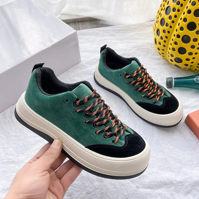 Sieviešu kedas ar biezu zoli no eko zamšādas un mežģīnēm