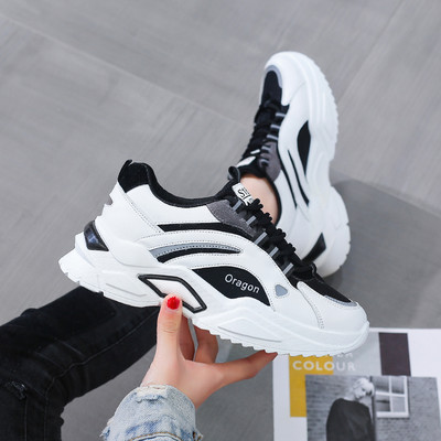 Sieviešu kedas ar mežģīnēm un uzrakstu dažādās krāsās