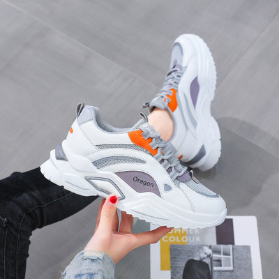 Sieviešu kedas ar mežģīnēm un uzrakstu dažādās krāsās