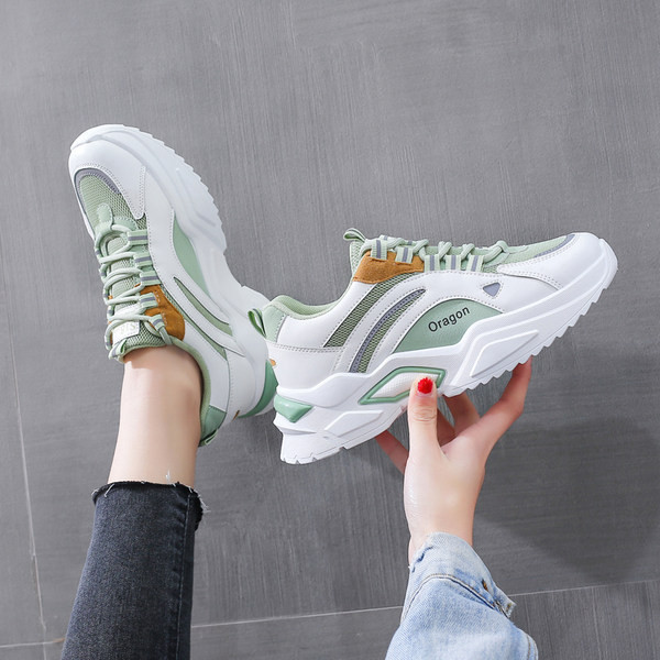 Sieviešu kedas ar mežģīnēm un uzrakstu dažādās krāsās