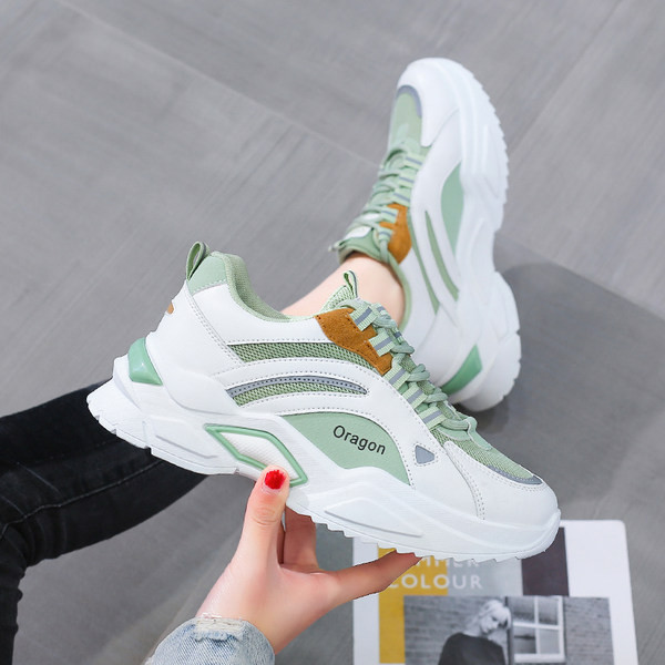 Sieviešu kedas ar mežģīnēm un uzrakstu dažādās krāsās