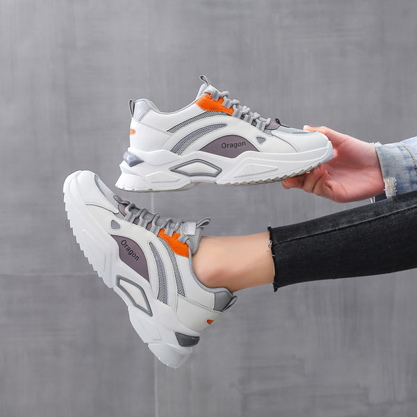 Sieviešu kedas ar mežģīnēm un uzrakstu dažādās krāsās