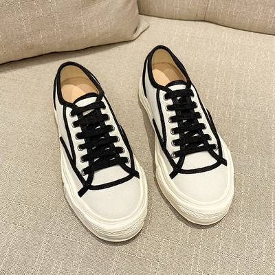 Γυναικεία αθλητικά παπούτσια με επίπεδη χαμηλή σόλα