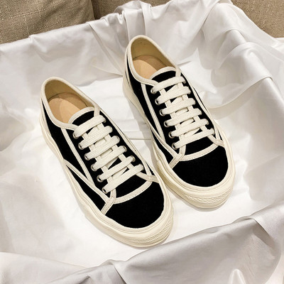 Γυναικεία αθλητικά παπούτσια με επίπεδη χαμηλή σόλα