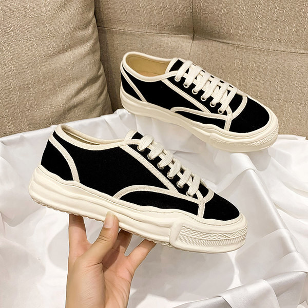 Γυναικεία αθλητικά παπούτσια με επίπεδη χαμηλή σόλα