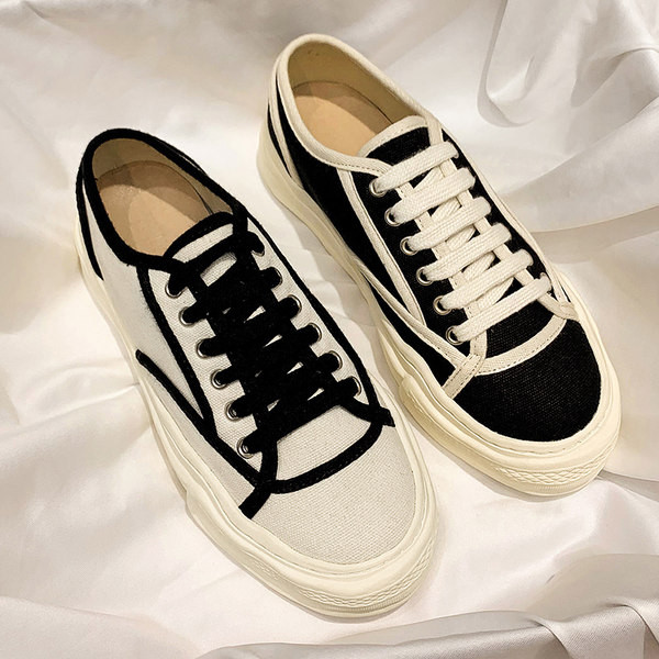 Γυναικεία αθλητικά παπούτσια με επίπεδη χαμηλή σόλα