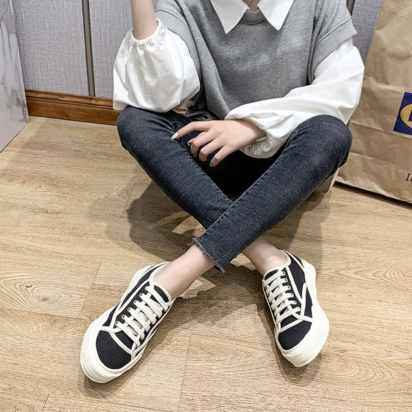 Γυναικεία αθλητικά παπούτσια με επίπεδη χαμηλή σόλα