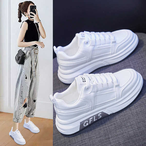 Γυναικεία αθλητικά παπούτσια με επιγραφή στη σόλα και τα κορδόνια