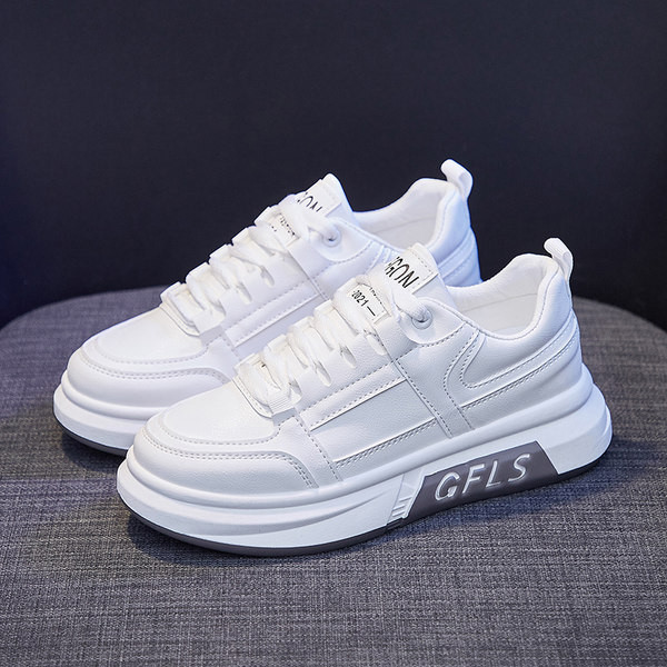 Γυναικεία αθλητικά παπούτσια με επιγραφή στη σόλα και τα κορδόνια