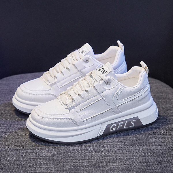 Γυναικεία αθλητικά παπούτσια με επιγραφή στη σόλα και τα κορδόνια