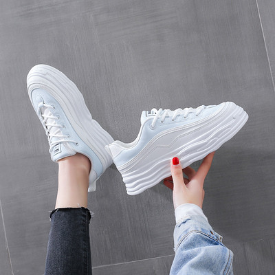 Sieviešu kedas uz platformas ar mežģīnēm baltā krāsā