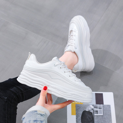 Sieviešu kedas uz platformas ar mežģīnēm baltā krāsā