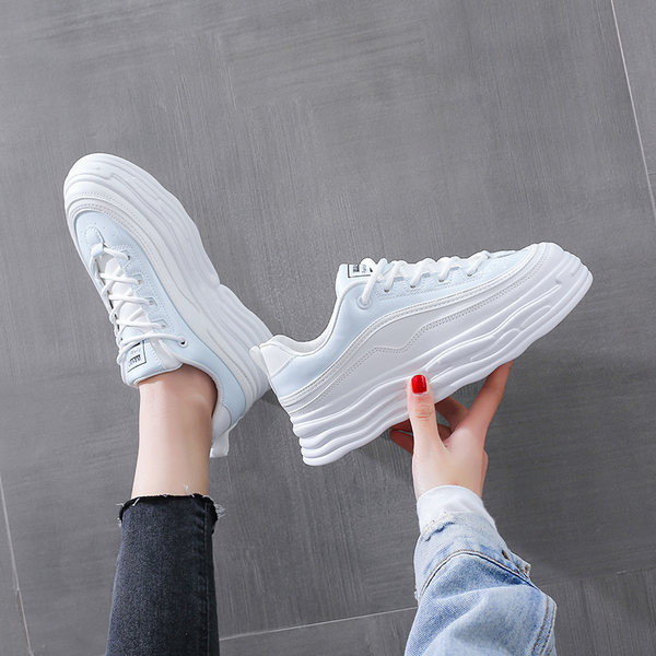 Sieviešu kedas uz platformas ar mežģīnēm baltā krāsā