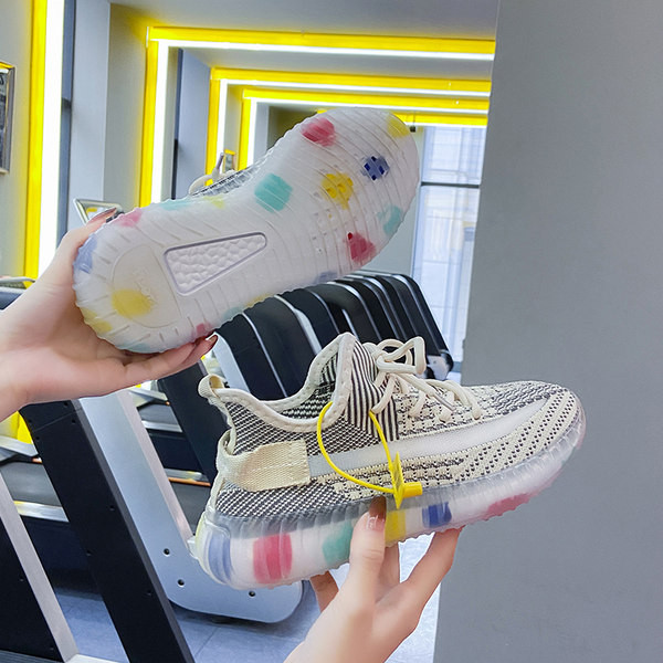 Ikdienas kedas ar mežģīnēm un krāsainu zoli