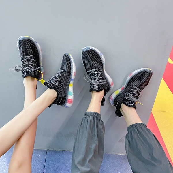 Ikdienas kedas ar mežģīnēm un krāsainu zoli