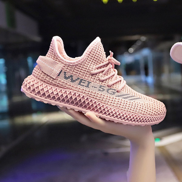 Uus mudel hingavast tekstiilist tossud igapäevaseks ja sportimiseks