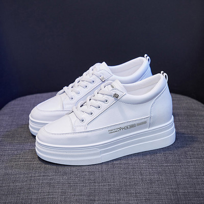 Naiste kõrge talla ja metallelemendiga tossud