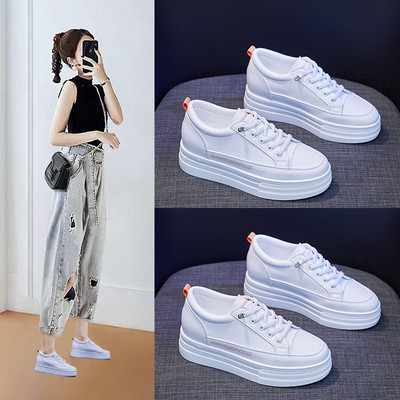 Naiste kõrge talla ja metallelemendiga tossud