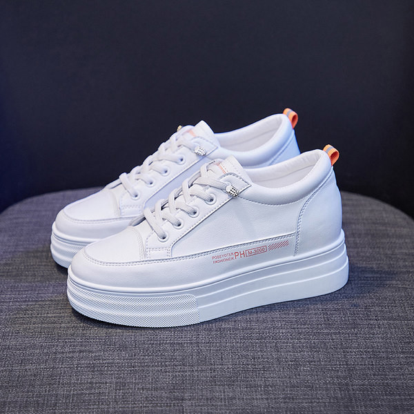 Naiste kõrge talla ja metallelemendiga tossud