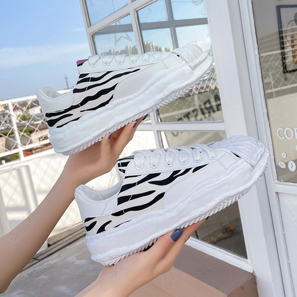 Jauns sieviešu kedu modelis ar dzīvnieku apdruku