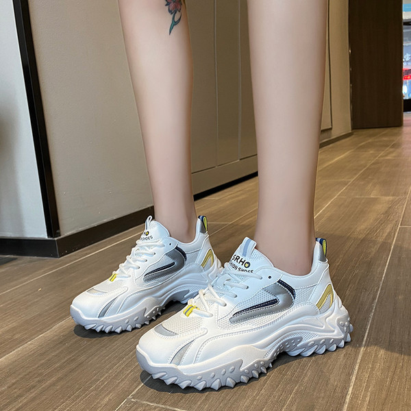 Elpojošas sieviešu kedas ar raupju zoli