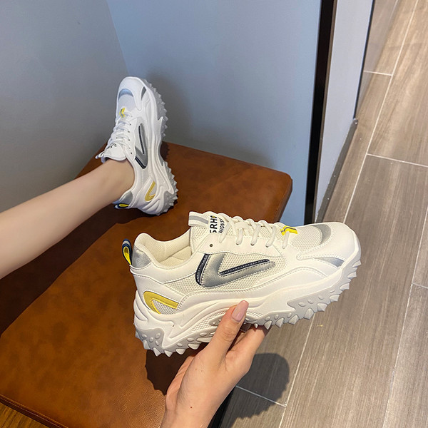 Elpojošas sieviešu kedas ar raupju zoli