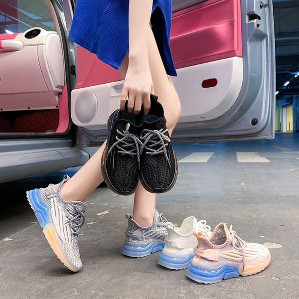 Naiste tekstiilist sporditossud