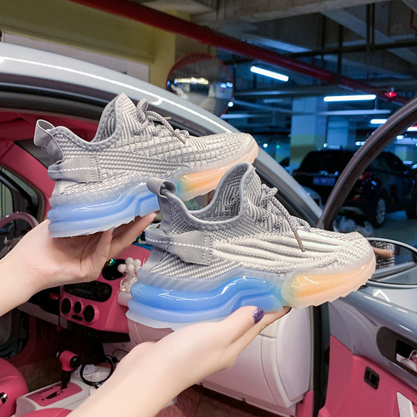 Naiste tekstiilist sporditossud