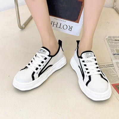 Naiste lõuendist tossud embleemi ja lameda tallaga