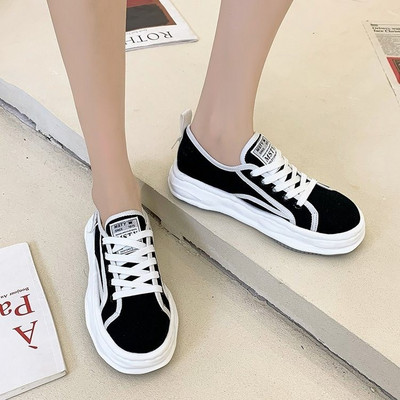 Naiste lõuendist tossud embleemi ja lameda tallaga