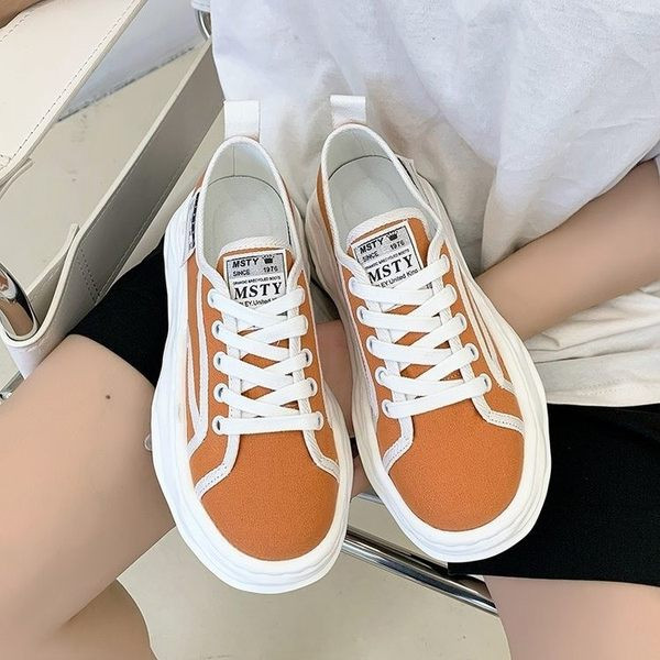 Naiste lõuendist tossud embleemi ja lameda tallaga