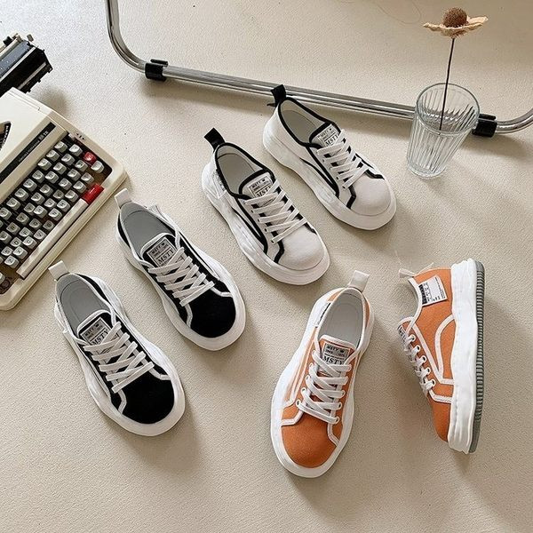 Naiste lõuendist tossud embleemi ja lameda tallaga