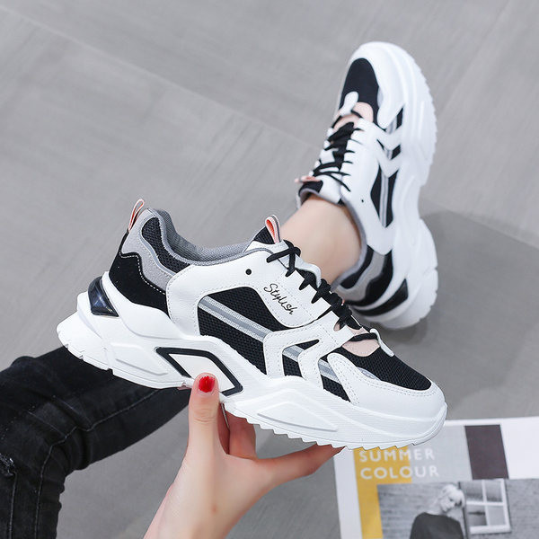 Kahes värvitoonis paeltega ja lameda tallaga naiste tossud