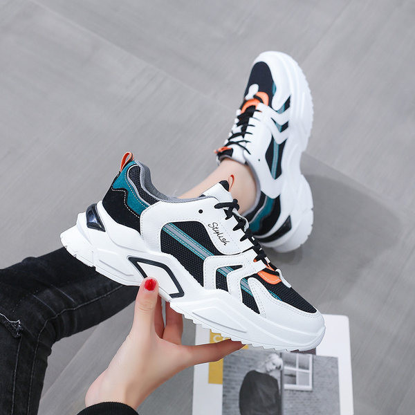 Kahes värvitoonis paeltega ja lameda tallaga naiste tossud