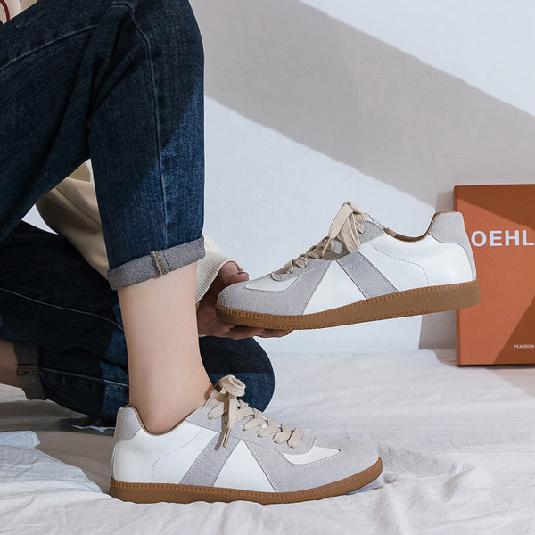 Sieviešu kedas ar plakanu zoli-retro stilā