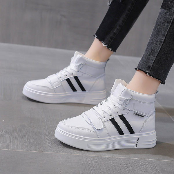 Valget värvi paelte ja lameda tallaga naiste tossud